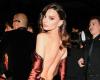 Nel video, Emily Ratajkowski muove i fianchi in una canottiera così stretta che sembra sul punto di scoppiare