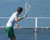 Daniil Medvedev distrugge la telecamera attaccata alla rete durante la dura vittoria dell’Australian Open