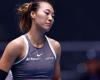 Qinwen Zheng sul tappeto, funziona per Sabalenka