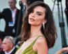 Emily Ratajkowski mostra il suo corpo abbronzato in un mini bikini perizoma, non nasconde quasi nulla